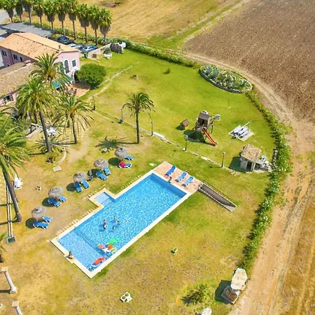 Spacious In With Shared Pool Appartamento